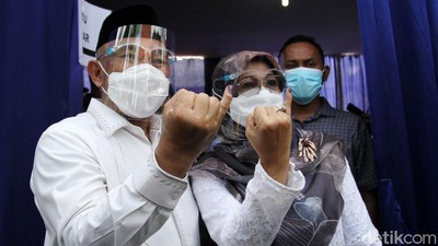 Didampingi Istri, Mohammad Idris Nyoblos di TPS 14