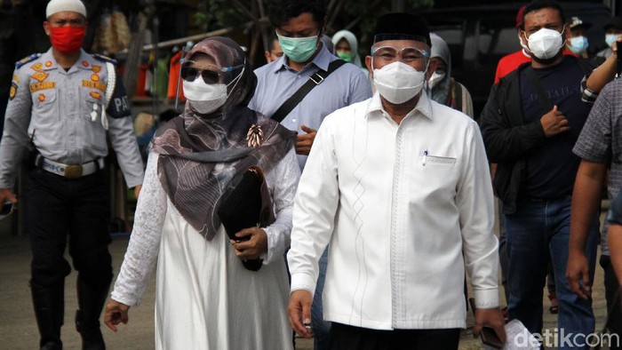Calon Wali Kota Depok Mohammad Idris melakukan pencoblosan di TPS 14 Jatimulya, Rabu (9/12). Calon nomor urut 2 itu nyoblos bareng dengan istrinya.