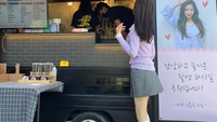 Selama syuting True Beauty, Moon Ga Young banyak mendapatkan dukungan dari orang terdekat dan penggemarya. Berupa food truck atau coffee truck. Foto: Instagram @m_kayoung