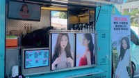 Rekan aktris dari Moon Ga Young juga sempat mengirimkan coffee truck berwarna biru cerah ini. Ia memamerkannya di akun Instagram miliknya. Foto: Instagram @m_kayoung