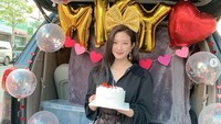 Syuting True Beauty telah berakhir jauh-jauh hari. Ini pose cantik Moon Ga Young saat mendapatkan kejutan dari staf karena sudah berusaha keras dalam drama tersebut. Foto: Instagram @m_kayoung
