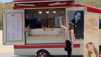 Penggemarnya juga tak ketinggalan mengirimkan Moon Ga Young coffee truck. Tak hanya ia yang bisa menikmati, tapi para kru yang bertugas juga bisa ikut menikmati. Foto: Instagram @m_kayoung