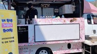 Coffee truck berwarna merah muda yang cnatik ini juga dikirimkan oleh rekan sesama aktor. Ada banyak pilihan menu kopi yang bisa dinikmati oleh Moon Ga Young. Foto: Instagram @m_kayoung