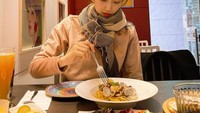Kalau punya waktu istirahat dari syuting, Moon Ga Young juga suka kulineran ke sebuah restoran. Seperti momennya saat menikmati sepiring pasta aglio olio berikut. Foto: Instagram @m_kayoung