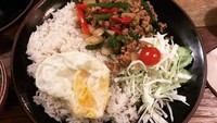 Tak hanya suka pasta, Moon Ga Young juga pernah menyantap sepiring nasi dengan lauk tumisan daging dan telur goreng. Foto: Instagram @m_kayoung