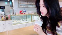 Pergi ke kafe kekinian juga kerap dilakukan oleh Ga Young. Lihat saja nih momen santainya saat minum kopi. Foto: Instagram @m_kayoung