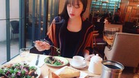 Ia juga suka menikmati brunch di restoran. Menu yang dipesan olehnya ada salad, toast, dan kopi hangat. Foto: Instagram @m_kayoung