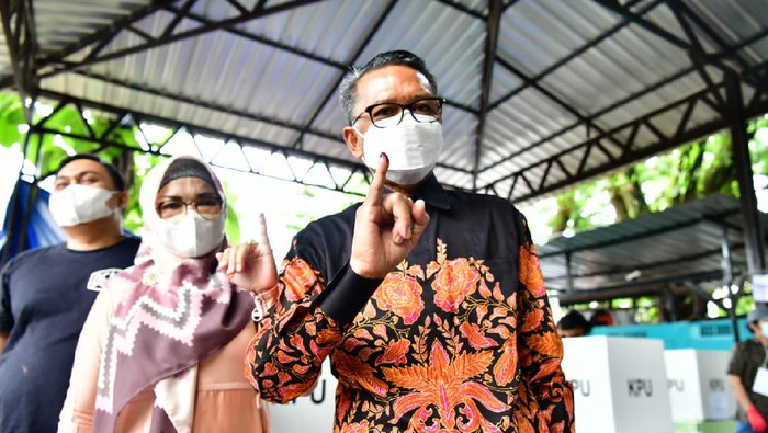 Nurdin bareng istrinya Liestiaty F Nurdin mencoblos di Pilwalkot Makassar (dok.Istimewa).