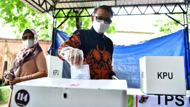 Nurdin bareng istrinya Liestiaty F Nurdin mencoblos di Pilwalkot Makassar (dok.Istimewa).