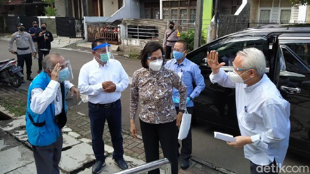 Pakai Masker dan Face Shield, Sri Mulyani Nyoblos Pilkada Tangsel