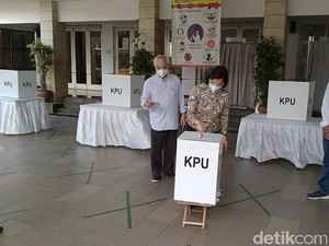 Pakai Masker dan Face Shield, Sri Mulyani Nyoblos Pilkada Tangsel