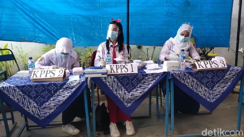 Panitia KPPS di TPS 03 Kelurahan Jetis, Blora menggunakan seragam sekolah, Rabu (9/12/2020).