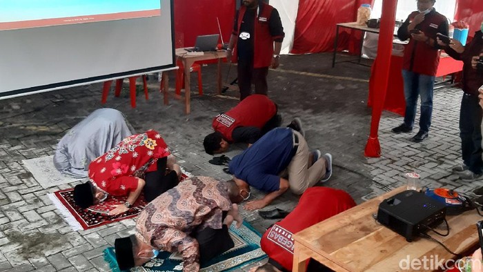 Pasangan Ngesti Nugraha-Basari (Ngebas) sujud syukur usai melihat quick count internal Pilbup Semarang 2020, Rabu (9/12/2020).