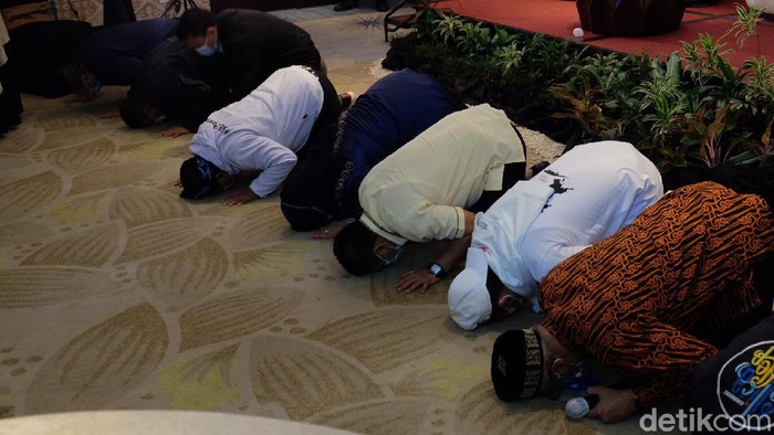 Pasangan petahana Cellica-Aep sujud syukur.