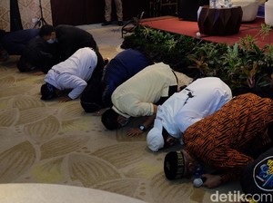 Unggul di Pilbup Karawang Versi QC, Cellica-Aep Sujud Syukur