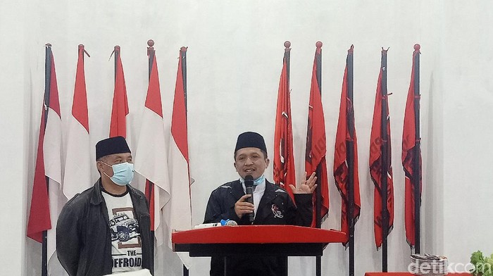 Paslon tunggal di Pilkada Wonosobo Afif Nurhidayat-Muhammad Albar mengklaim menang dari kotak kosong. Paslon Ketua-Wakil Ketua DPRD Wonosobo ini mengaku unggul di atas 60%, Rabu (9/12/2020).