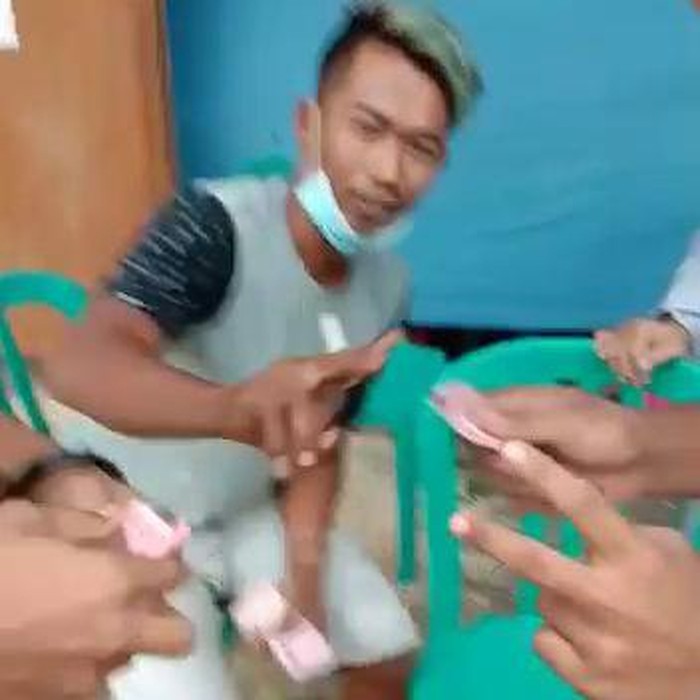 Beredar sebuah video pemuda sedang bagi-bagi uang di depan TPS. Bawaslu Tuban sudah bergerak menyelidiki video tersebut.