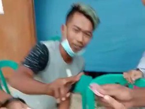 Beredar Video Pemuda Bagi-bagi Uang Depan TPS di Tuban