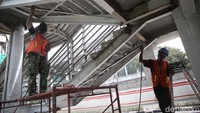 Perawatan dilakukan dengan mengecat seluruh struktur jembatan.