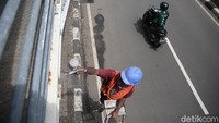 Perawatan fasilitas publik ini dilakukan demi memberikan kenyamanan pada masyarakat. 