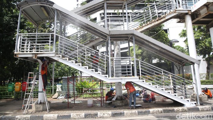Pemprov DKI Jakarta terus melakukan perawatan JPO di sejumlah titik. Salah satunya di kawasan Kuningan Madya, Jakarta Selatan.
