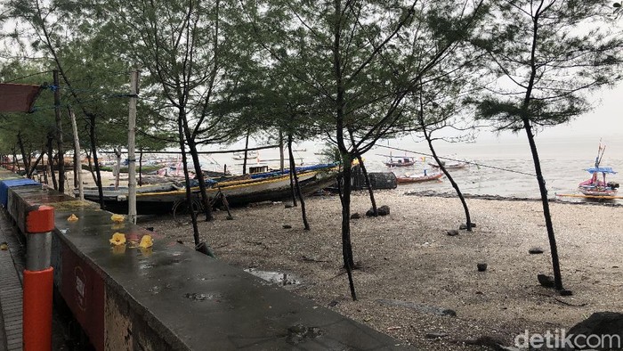 Mal dan tempat wisata di Surabaya sepi saat Pilkada 2020. Salah satu penyebabnya yakni hujan yang mengguyur sejak pagi hingga siang hari.