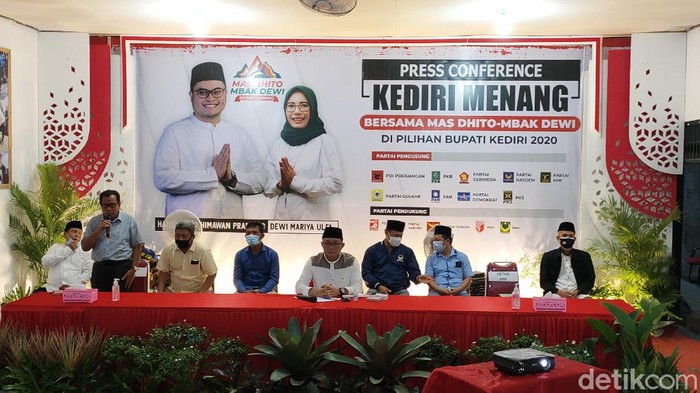 Paslon Hanindhito Himawan Pramana-Dewi Maria Ulfa unggul dalam hitung cepat sementara Pilkada Kediri. Paslon ini mendapat 76,54 persen suara.