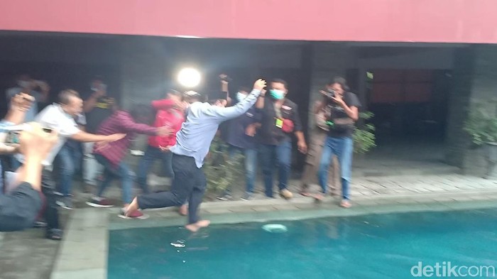 Paslon Ony Anwar-Dwi Riyanto Jatmiko unggul dalam hitung cepat sementara Pilkada Ngawi. Sebagai wujud kegembiraan, Cabup Ony diceburkan ke kolam renang bersama Ketua tim pemenangan, Heru Kusnendar.