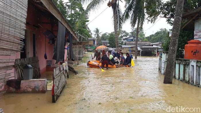 Pemilih khususnya di Desa Cijeruk, Kecamatan Kibin harus menaiki perahu karet untuk bisa memilih calon bupati dan wakil bupati Serang di Pilkada 2020. Masalahnya, banjir masih terjadi di beberapa kampung.
