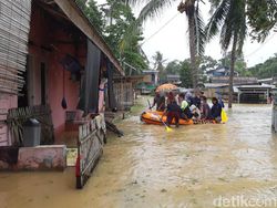 Pilkada Serang, Warga di Lokasi Banjir Naik Perahu Karet ke TPS