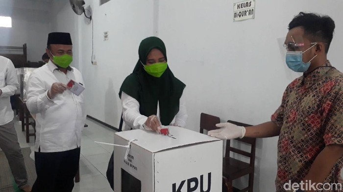 Penghitungan surat suara di TPS tempat Wali Kota Surabaya Tri Rismaharini mencoblos, dimulai. Surat suara paslon nomor urut 2 muncul pertama.