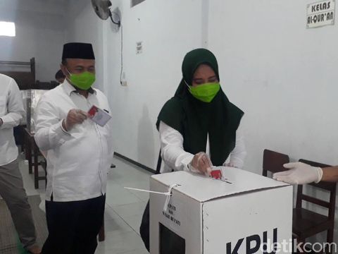 Penghitungan surat suara di TPS tempat Wali Kota Surabaya Tri Rismaharini mencoblos, dimulai. Surat suara paslon nomor urut 2 muncul pertama.