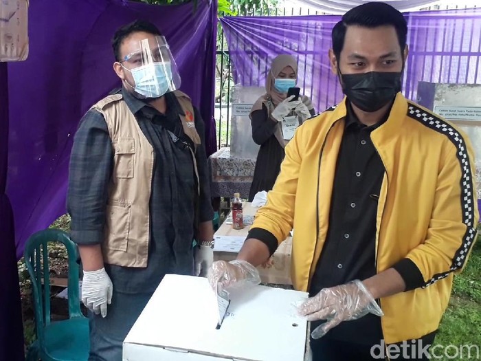 Penghitungan surat suara di TPS tempat Wali Kota Surabaya Tri Rismaharini mencoblos, dimulai. Surat suara paslon nomor urut 2 muncul pertama.