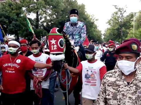 Penghitungan surat suara di TPS tempat Wali Kota Surabaya Tri Rismaharini mencoblos, dimulai. Surat suara paslon nomor urut 2 muncul pertama.