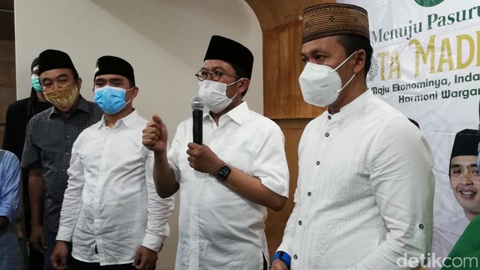 Paslon Saifullah Yusuf-Adi Wibowo (Gus Ipul-Mas Adi) menang telak dalam Pilkada Pasuruan. Berdasarkan real count data center tim pemenangan, paslon nomor 1 ini meraup 68,07 persen suara.