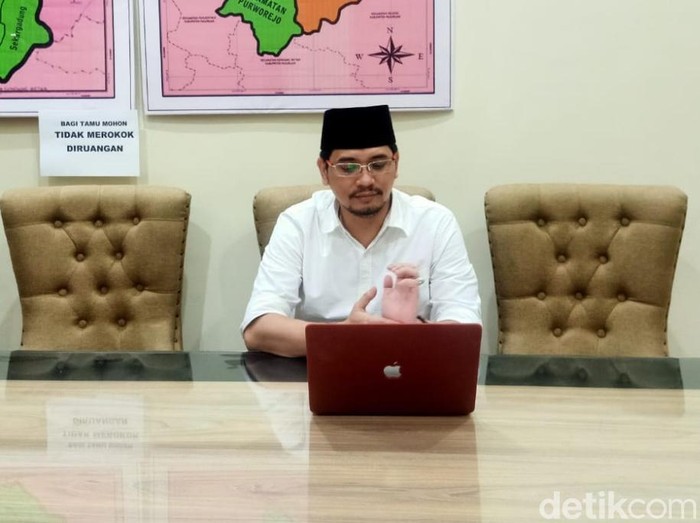 Calon Wali Kota Pasuruan nomor 2, Raharto Teno Prasetyo memberikan pernyataan resmi pascapencoblosan. Ia menegaskan akan menunggu hasil rekapitulasi resmi KPU setempat.