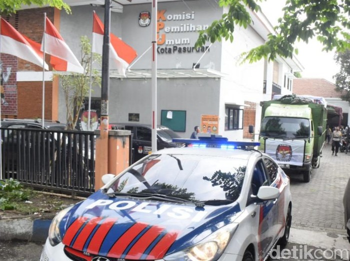 Pilwali Pasuruan digelar di tengah zona oranye atau risiko sedang penularan COVID-19. KPU meminta warga tidak takut menggunakan hak pilih karena protokol kesehatan diterapkan dengan ketat.