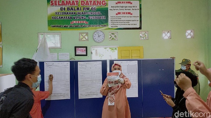 Penghitungan surat suara di TPS tempat Wali Kota Surabaya Tri Rismaharini mencoblos, dimulai. Surat suara paslon nomor urut 2 muncul pertama.