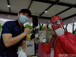 Unik, Petugas KPPS di Surabaya Ini Pakai Kostum Superhero