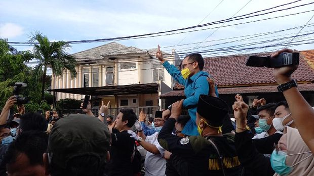 Calon Wakil Wali Kota Tangsel Pilar Saga diangkat pendukungnya saat acara deklarasi kemenangan.