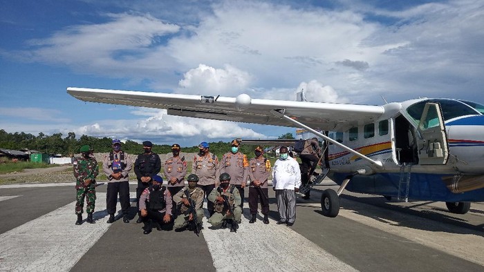 Polda Papua mengerahkan pesawat untuk mendistribusikan logistik Pilkada 2020.