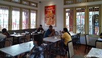 Saking ramainya antusias pengunjung, untuk bisa makan di Ponggol harus rela antre. Apalagi kini Ponggol juga menerapkan protokol kesehatan yang ketat dengan membatasi jumlah pengunjung. Foto: detikFood/Devi S. Lestari