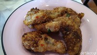 Ayam goreng dengan bumbu kari ini juga tak boleh dilewatkan. Potongan daging ayam bagian sayap ini bisa dipesan secara ala carte. Foto: detikFood/Devi S. Lestari