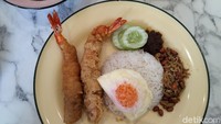 Kamu juga bisa memilih paket nasi lemak dengan lauk berbeda. Salah satu yang paling laris yakni udang goreng tepung yang ukurannya jumbo dan rasanya gurih menggoda. Foto: detikFood/Devi S. Lestari