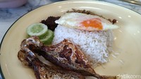 Menu andalan di sini tentu saja nasi lemaknya yang pulen, gurih dan harum. Sekilas mirip nasi uduk ala Indonesia namun dengan rasa yang lebih ringan. Nasi lemak ini disajikan dengan ikan goreng, telur mata sapi, sambal terasi dan ikan teri goreng kacang. Foto: detikFood/Devi S. Lestari