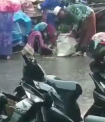 Pria Ini Memborong Sayuran yang Dijual oleh Seorang Nenek