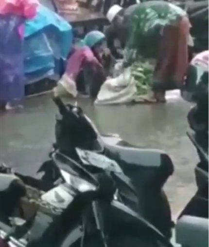 Pria Ini Memborong Sayuran yang Dijual oleh Seorang Nenek