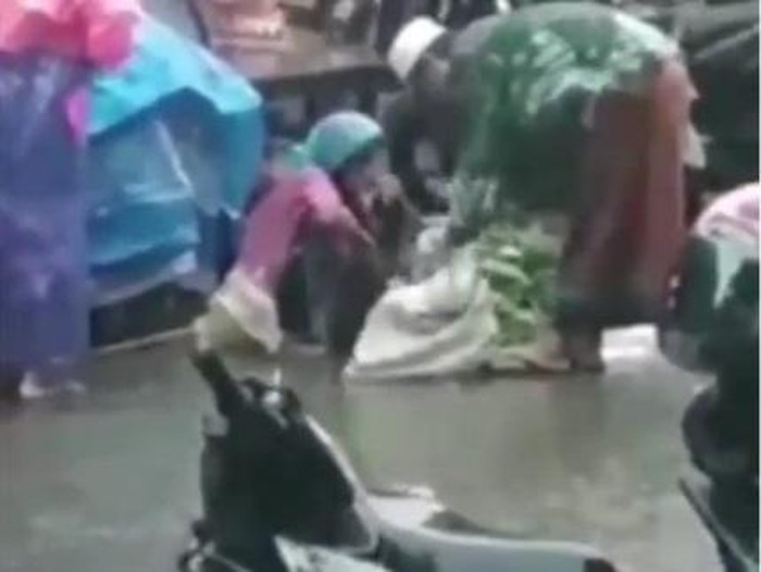 Pria Ini Memborong Sayuran yang Dijual oleh Seorang Nenek