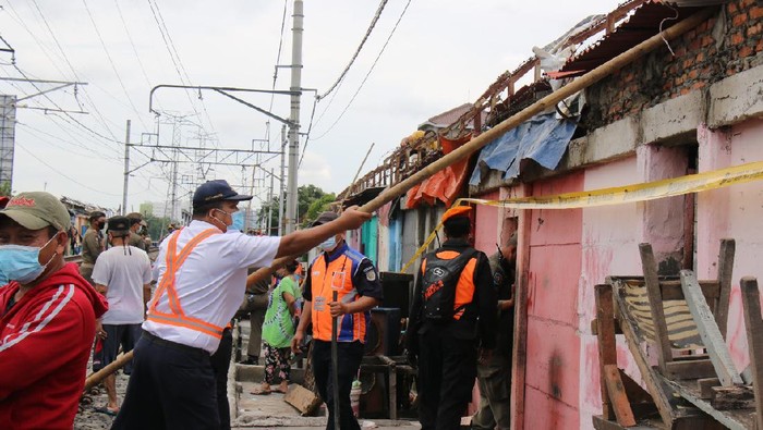 PT KAI Bersama Pemprov DKI Menertibkan 150 Bangunan Liar di Pinggir Rel Penjaringan Jakut