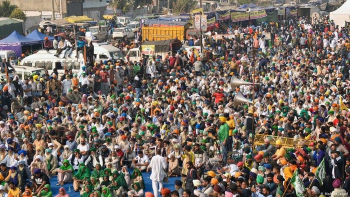 Sebuah Aksi Protes Petani India Yang Berujung 9 Orang Tewas Ditabrak Mobil Menteri